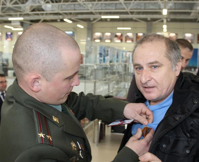 В Саратове в День сотрудника органов внутренних дел ветераны СОБР Росгвардии и спецподразделений внутренних войск вспоминали погибших сослуживцев