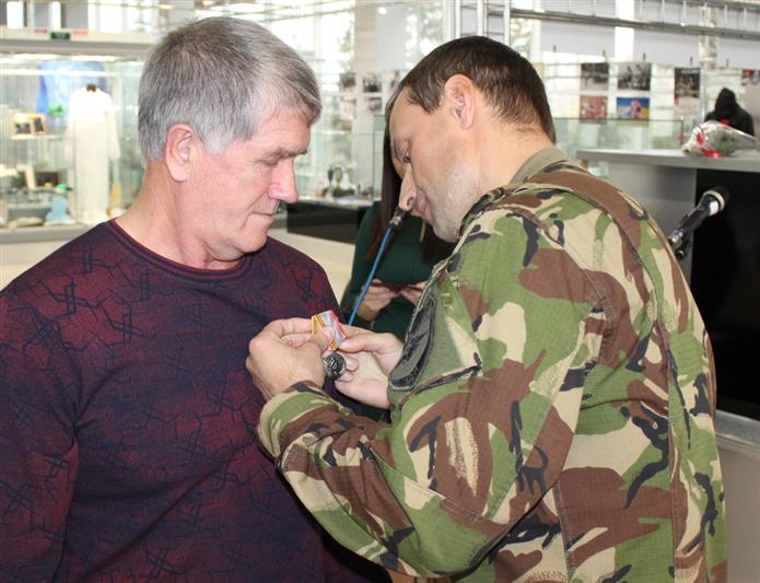 В Саратове в День сотрудника органов внутренних дел ветераны СОБР Росгвардии и спецподразделений внутренних войск вспоминали погибших сослуживцев