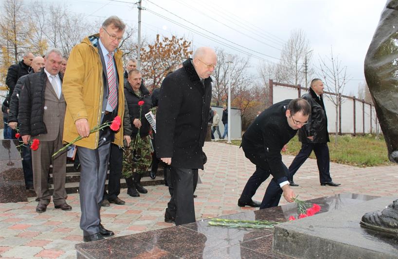 В Саратове в День сотрудника органов внутренних дел ветераны СОБР Росгвардии и спецподразделений внутренних войск вспоминали погибших сослуживцев