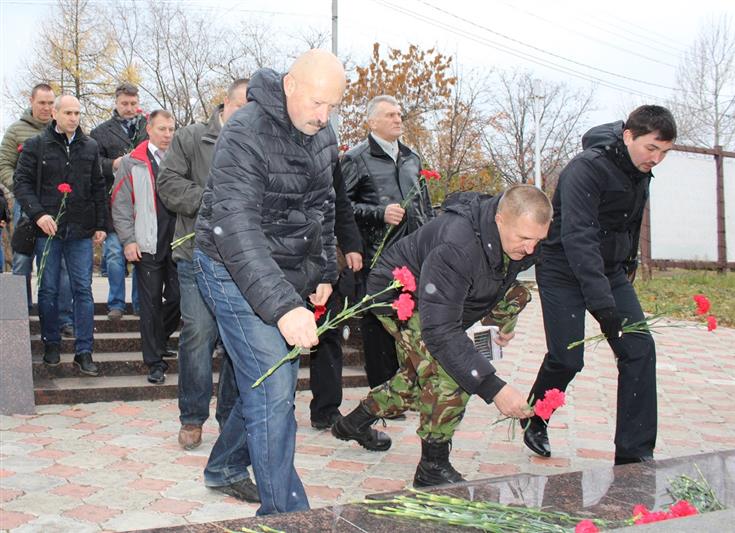 В Саратове в День сотрудника органов внутренних дел ветераны СОБР Росгвардии и спецподразделений внутренних войск вспоминали погибших сослуживцев