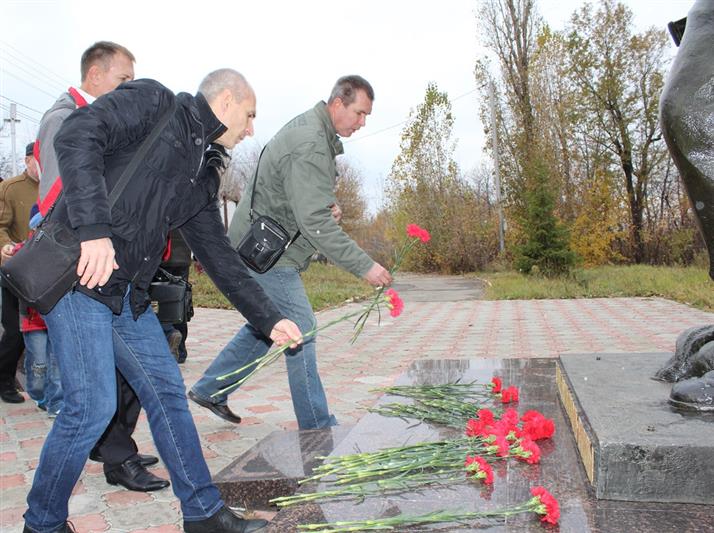 В Саратове в День сотрудника органов внутренних дел ветераны СОБР Росгвардии и спецподразделений внутренних войск вспоминали погибших сослуживцев