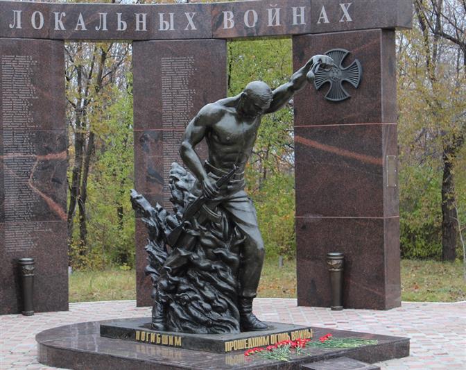 В Саратове в День сотрудника органов внутренних дел ветераны СОБР Росгвардии и спецподразделений внутренних войск вспоминали погибших сослуживцев
