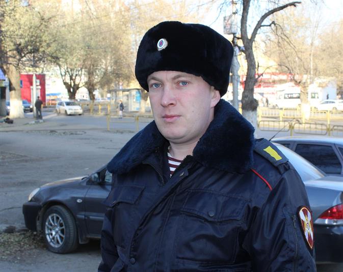 В Саратове росгвардеец, находясь в отпуске, оказал содействие в задержании двух граждан, подозреваемых в мошенничестве
