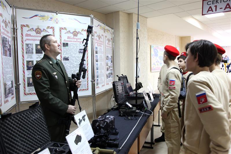 Педагоги и курсанты Новосибирского военного института Росгвардии провели для молодежи региона День призывника