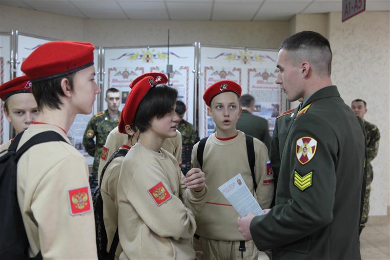 Педагоги и курсанты Новосибирского военного института Росгвардии провели для молодежи региона День призывника