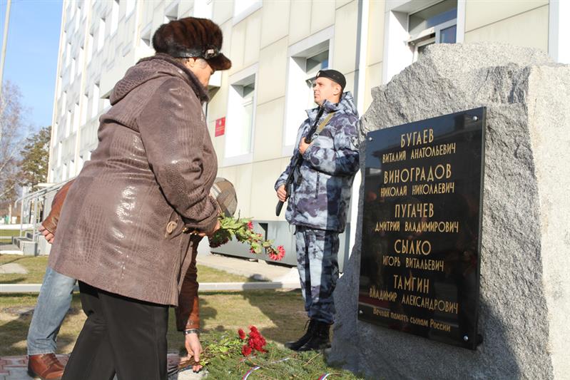 В Хабаровске открыт мемориал погибшим сотрудникам ОМОН на транспорте