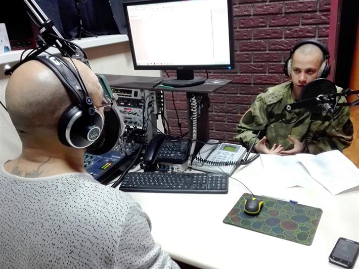 Офицер Росгвардии Хакасии рассказал радиослушателям о службе РХБЗ