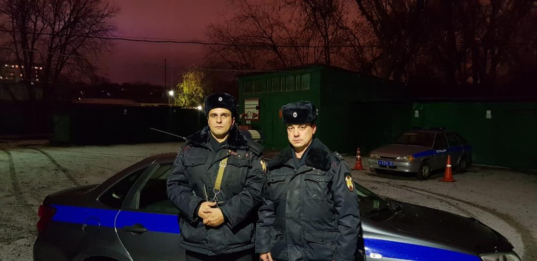 В МОСКВЕ СОТРУДНИКИ ВНЕВЕДОМСТВЕННОЙ ОХРАНЫ РОСГВАРДИИ СПАСЛИ ПРОВАЛИВШЕГОСЯ ПОД ЛЕД МУЖЧИНУ