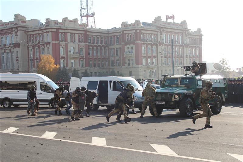 В Ростове-на-Дону росгвардейцы стали участниками парада, посвященного Дню сотрудника органов внутренних дел (фото)