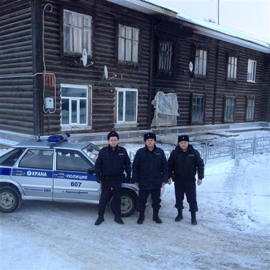 В Свердловской области росгвардейцы оказали помощь жильцам загоревшегося жилого дома