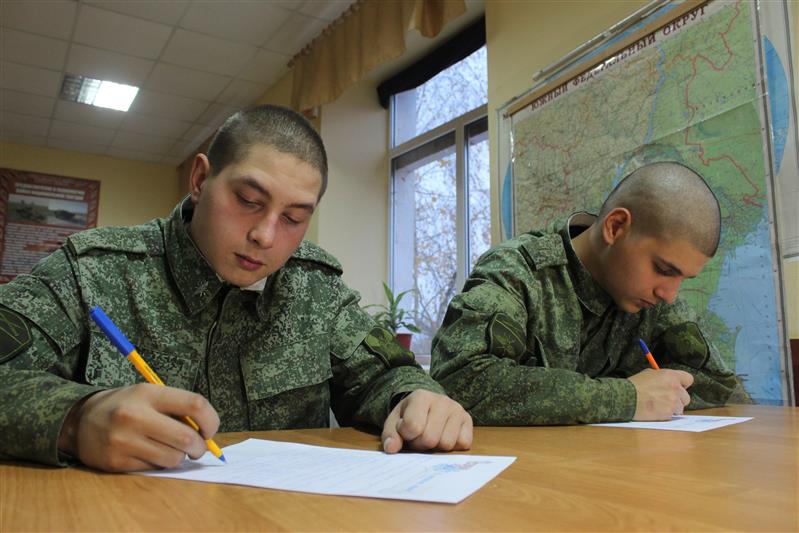 На Северном Кавказе более четырехсот военнослужащих написали письма домой ко Дню матери (видео)