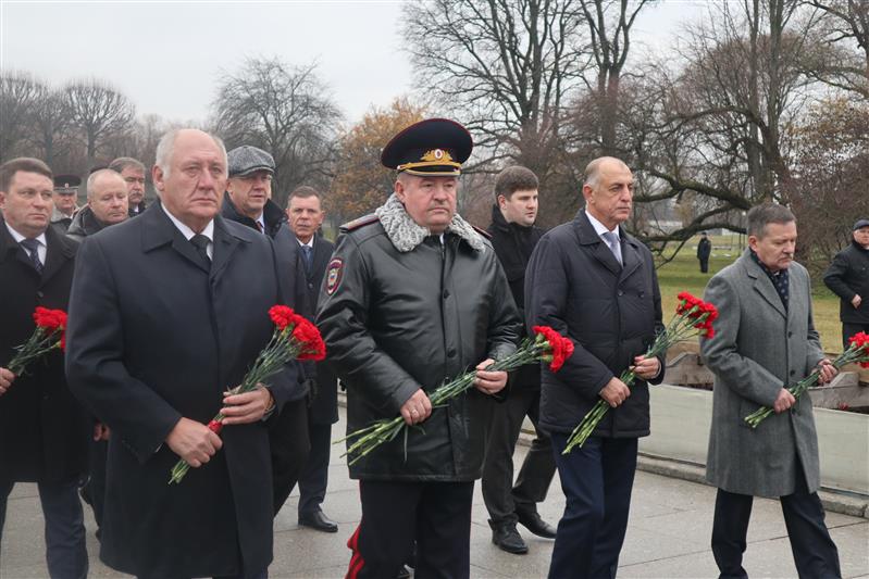 Представители Росгвардии почтили память погибших воинов правопорядка в рамках общегородского траурного мероприятия в Санкт-Петербурге
