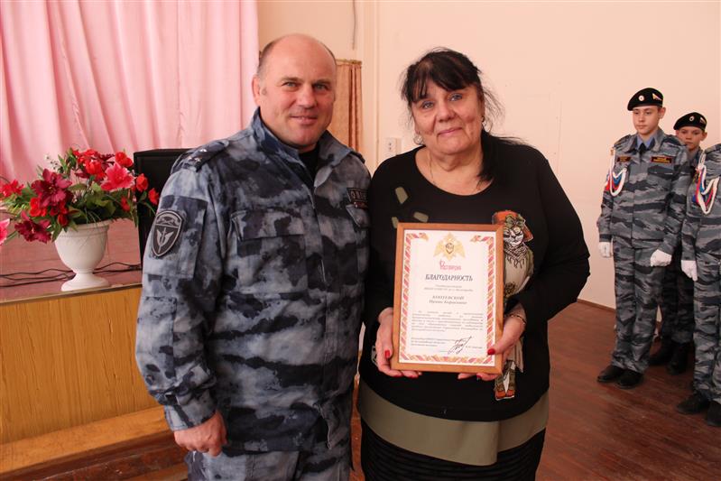 Командир белгородского ОМОН наградил отличившихся учеников кадетского класса Росгвардии