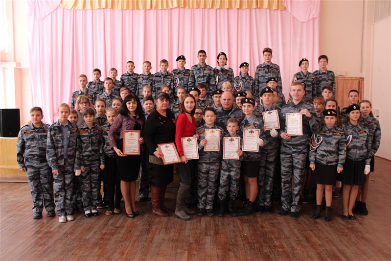 Командир белгородского ОМОН наградил отличившихся учеников кадетского класса Росгвардии