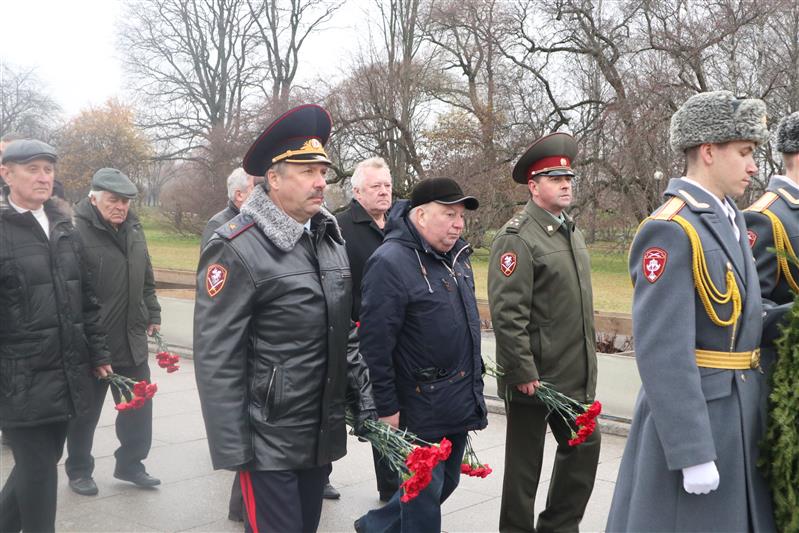 Представители Росгвардии почтили память погибших воинов правопорядка в рамках общегородского траурного мероприятия в Санкт-Петербурге
