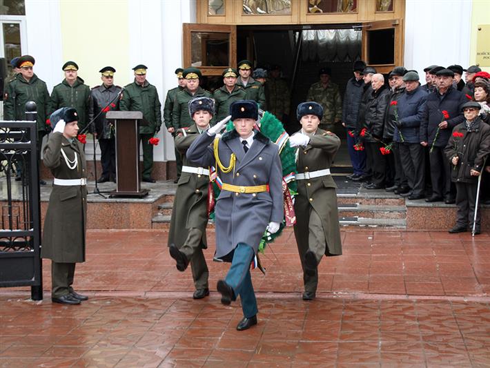Военнослужащие и сотрудники Сибирского округа Росгвардии почтили память погибших сослуживцев (фото, видео)