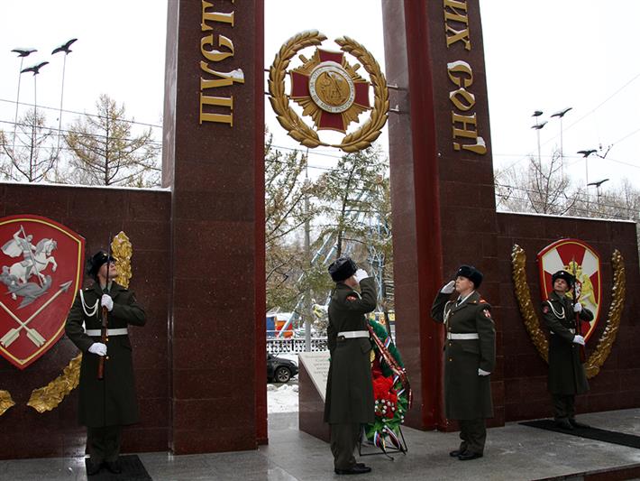 Военнослужащие и сотрудники Сибирского округа Росгвардии почтили память погибших сослуживцев (фото, видео)