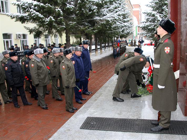 Военнослужащие и сотрудники Сибирского округа Росгвардии почтили память погибших сослуживцев (фото, видео)