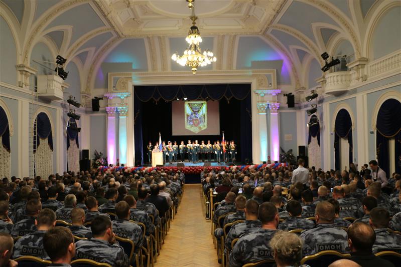 Генерал армии Виктор Золотов вручил ведомственные награды сотрудникам ОМОН в Санкт-Петербурге