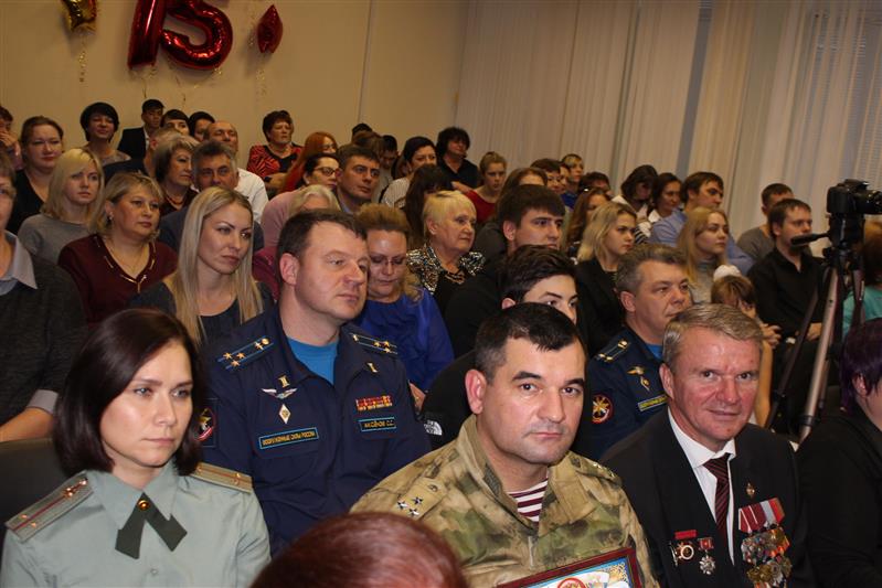Липецкие росгвардейцы поздравили подшефный центр помощи детям с 75-летием