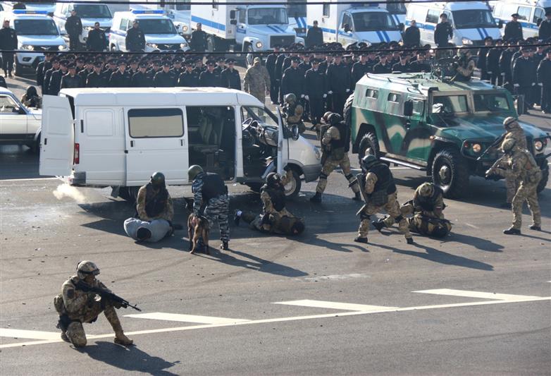 В Ростове-на-Дону росгвардейцы стали участниками парада, посвященного Дню сотрудника органов внутренних дел (фото)