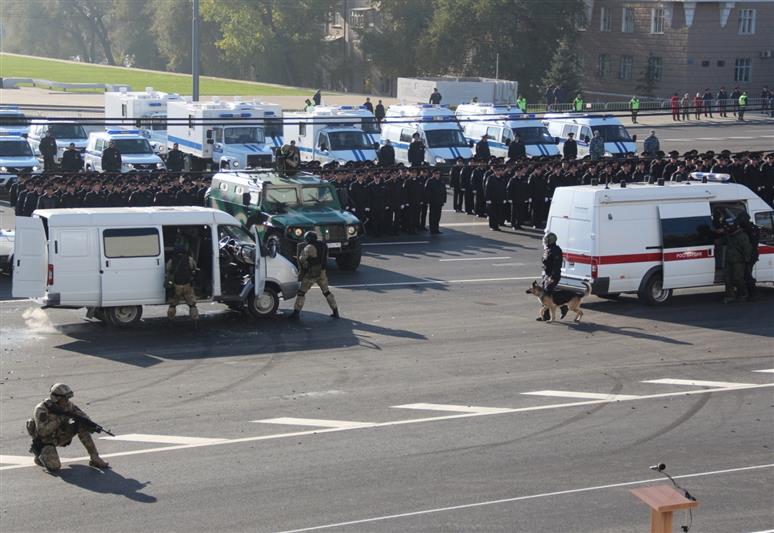 В Ростове-на-Дону росгвардейцы стали участниками парада, посвященного Дню сотрудника органов внутренних дел (фото)