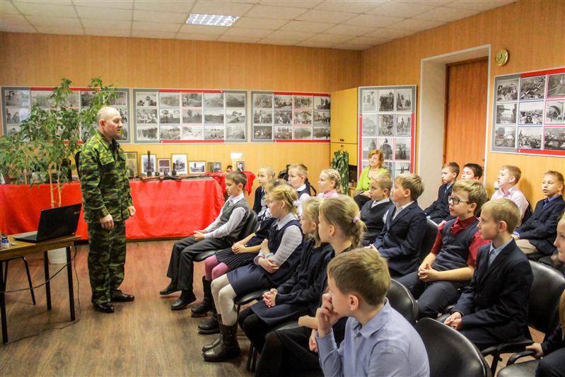 Сотрудники ОМОН Управления Росгвардии по Новгородской области провели экскурсию для школьников
