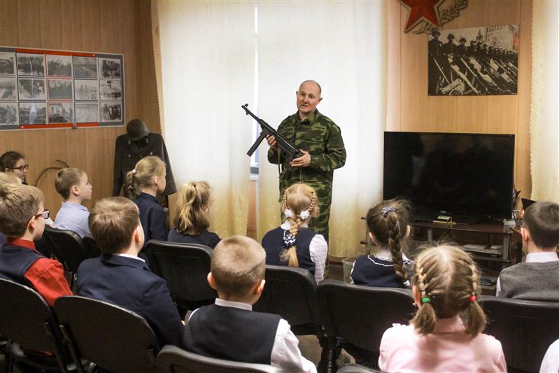 Сотрудники ОМОН Управления Росгвардии по Новгородской области провели экскурсию для школьников