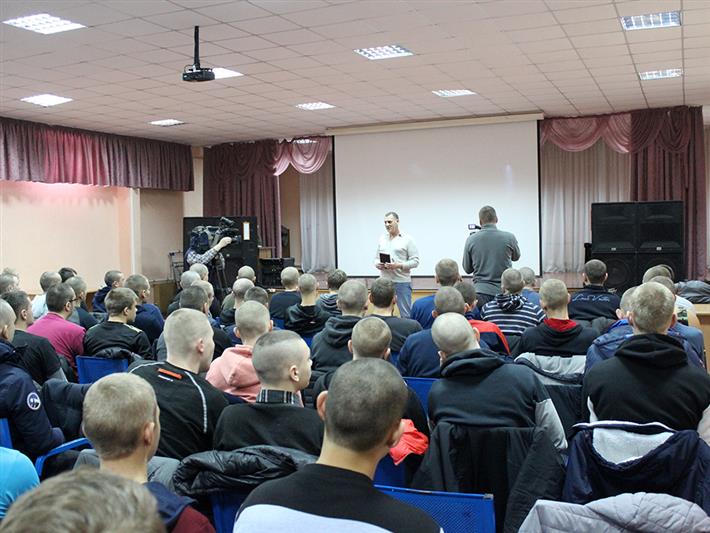 В канун Дня матери призывники Новосибирской области, отобранные для прохождения службы в Росгвардию, послали поздравительные письма мамам прямо со сборного пункта (фото, видео)