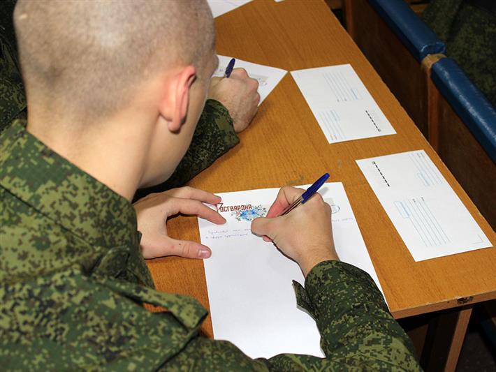В канун Дня матери призывники Новосибирской области, отобранные для прохождения службы в Росгвардию, послали поздравительные письма мамам прямо со сборного пункта (фото, видео)