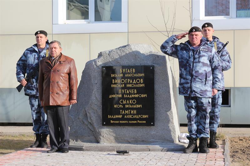 В Хабаровске открыт мемориал погибшим сотрудникам ОМОН на транспорте