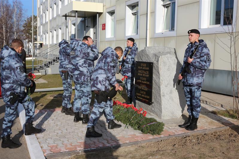В Хабаровске открыт мемориал погибшим сотрудникам ОМОН на транспорте