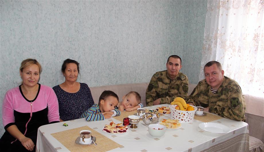 В Астрахани 16 семей росгвардейцев справили новоселье