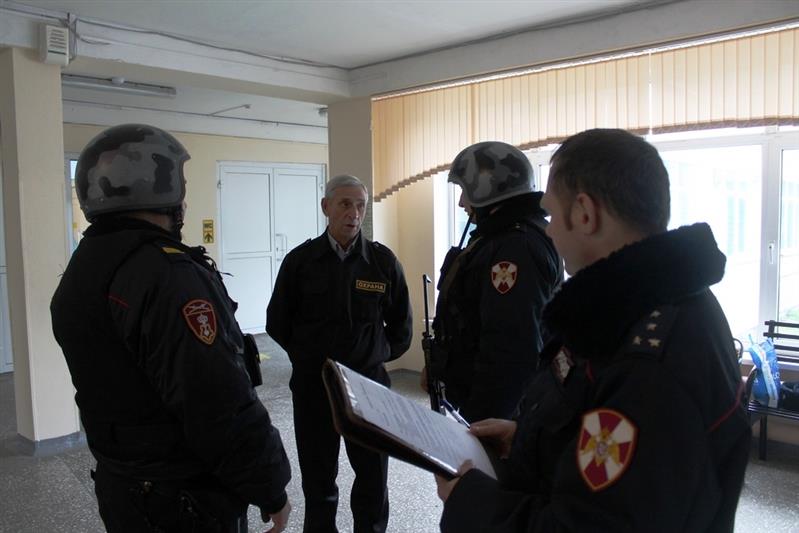 В Екатеринбурге состоялось пожарно-тактическое учение на объекте образования  с участием сотрудников вневедомственной охраны