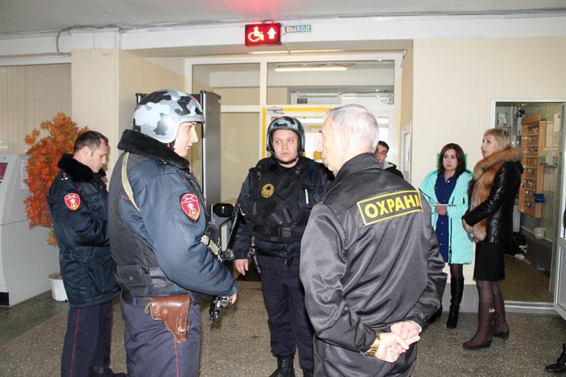 В Екатеринбурге состоялось пожарно-тактическое учение на объекте образования  с участием сотрудников вневедомственной охраны