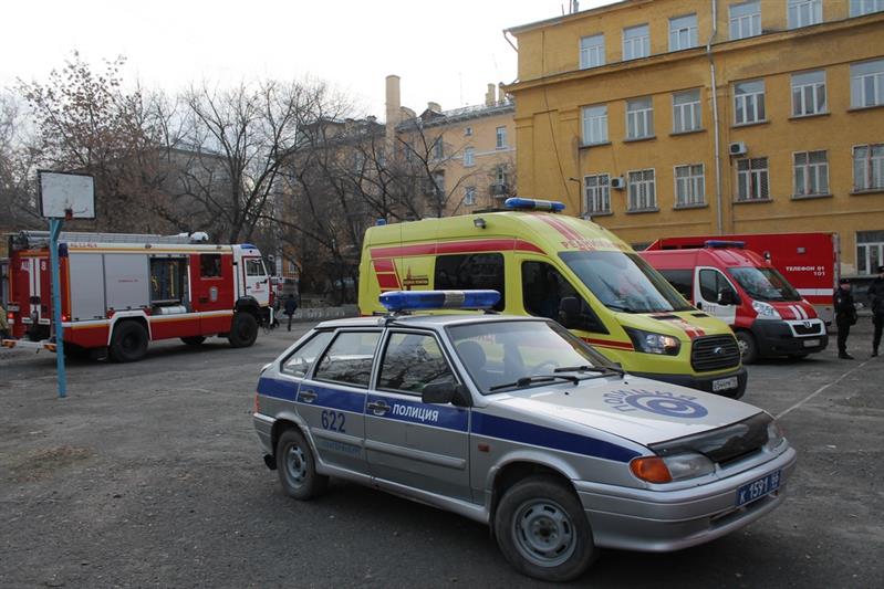 В Екатеринбурге росгвардейцы оказали содействие подразделениям пожарной охраны при ликвидации возгорания в учебном учреждении (видео)