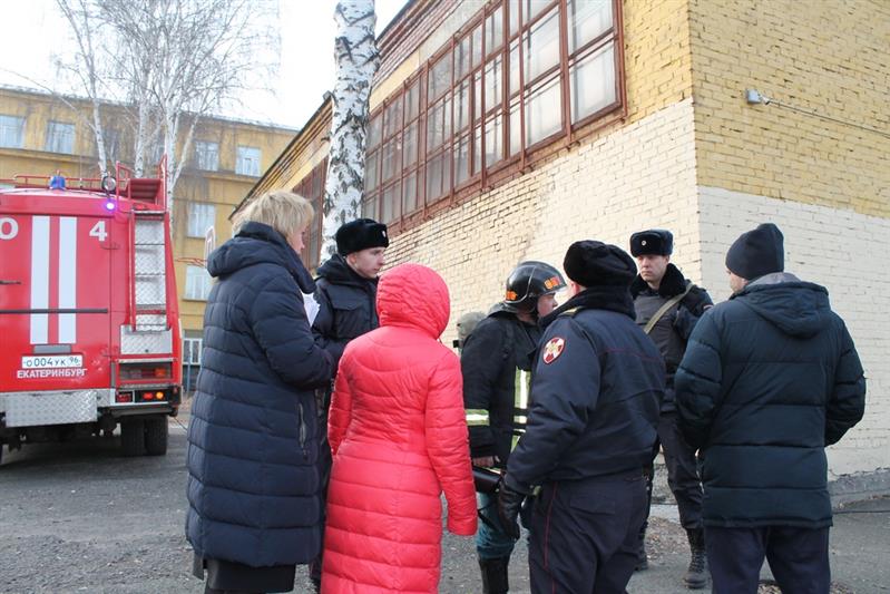 В Екатеринбурге росгвардейцы оказали содействие подразделениям пожарной охраны при ликвидации возгорания в учебном учреждении (видео)