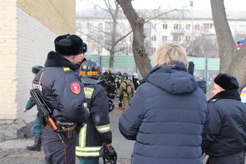 В Екатеринбурге росгвардейцы оказали содействие подразделениям пожарной охраны при ликвидации возгорания в учебном учреждении (видео)