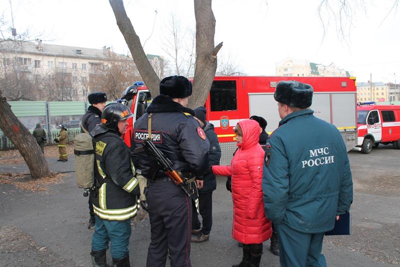 В Екатеринбурге росгвардейцы оказали содействие подразделениям пожарной охраны при ликвидации возгорания в учебном учреждении (видео)