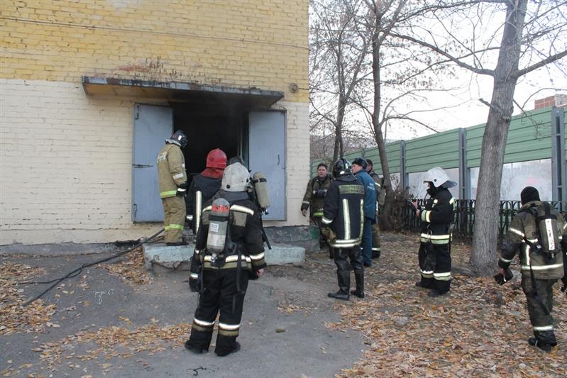В Екатеринбурге росгвардейцы оказали содействие подразделениям пожарной охраны при ликвидации возгорания в учебном учреждении (видео)