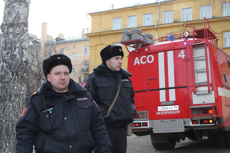 В Екатеринбурге росгвардейцы оказали содействие подразделениям пожарной охраны при ликвидации возгорания в учебном учреждении (видео)