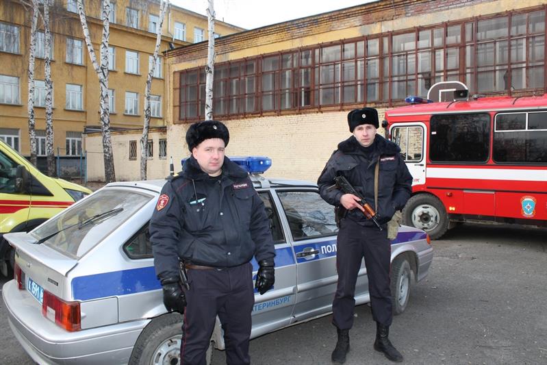 В Екатеринбурге росгвардейцы оказали содействие подразделениям пожарной охраны при ликвидации возгорания в учебном учреждении (видео)