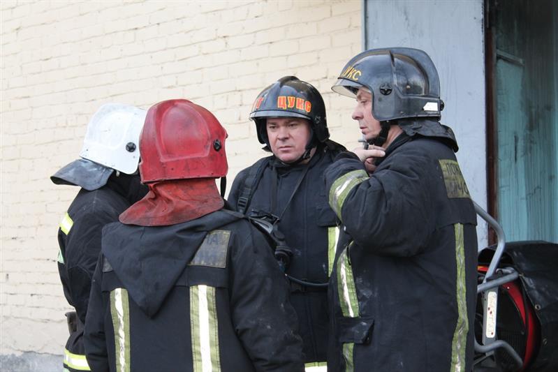 В Екатеринбурге росгвардейцы оказали содействие подразделениям пожарной охраны при ликвидации возгорания в учебном учреждении (видео)