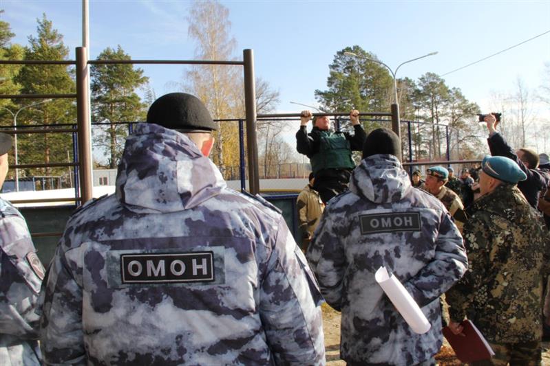 Офицеры ОМОН приняли квалификационные экзамены у кадет Тюменского района