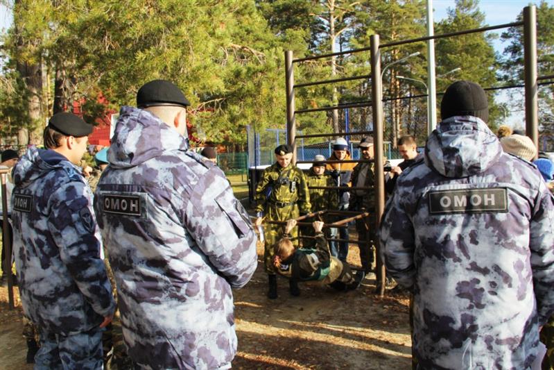 Офицеры ОМОН приняли квалификационные экзамены у кадет Тюменского района