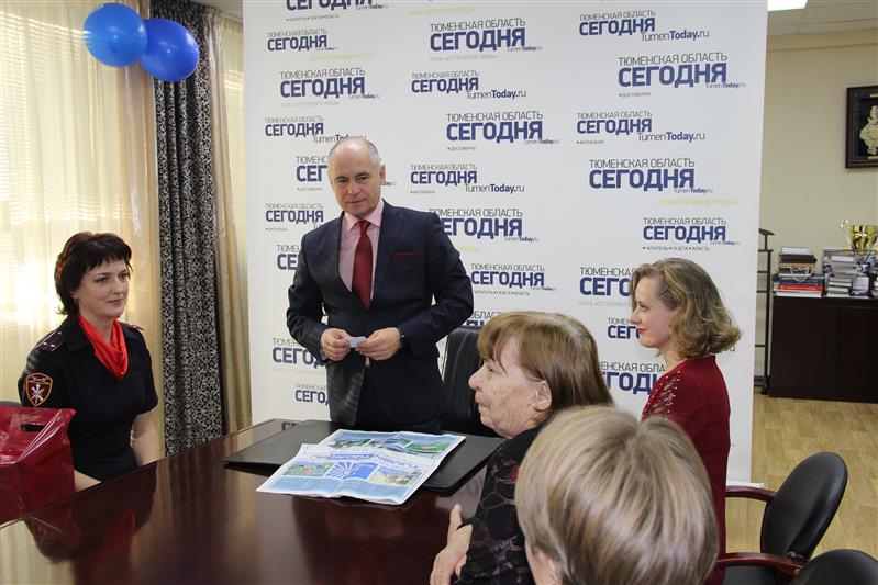 Росгвардейцы поздравили журналистов газеты «Тюменская область сегодня» с 20-летним юбилеем издания 