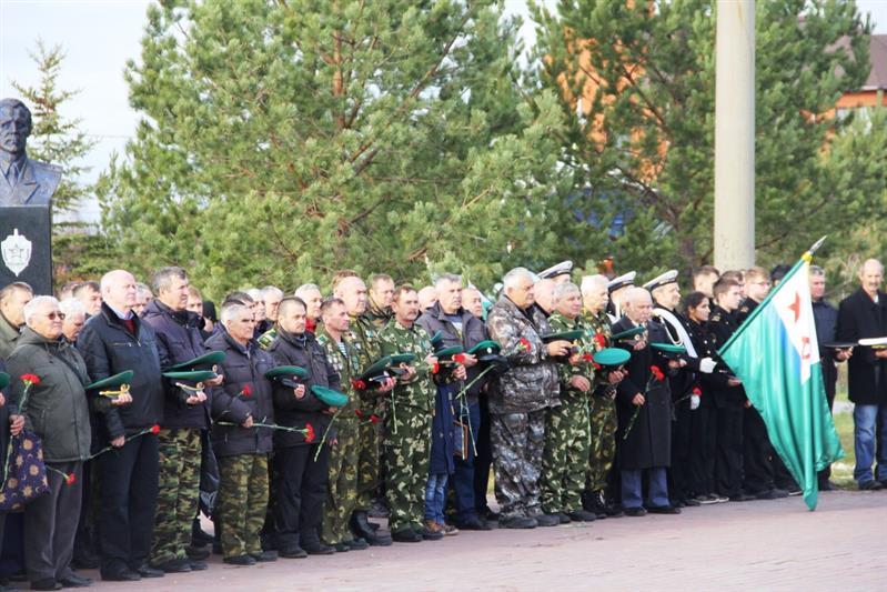 В Тюменской области сотрудники Росгвардии приняли участие в открытии памятника «Хранить Державу – долг и честь»