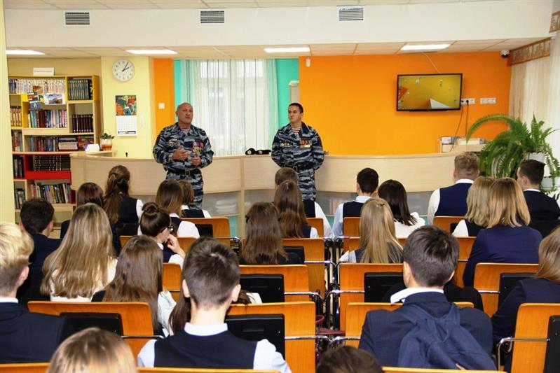 Сотрудники Росгвардии рассказали гимназистам о героях тюменских ОМОН и СОБР