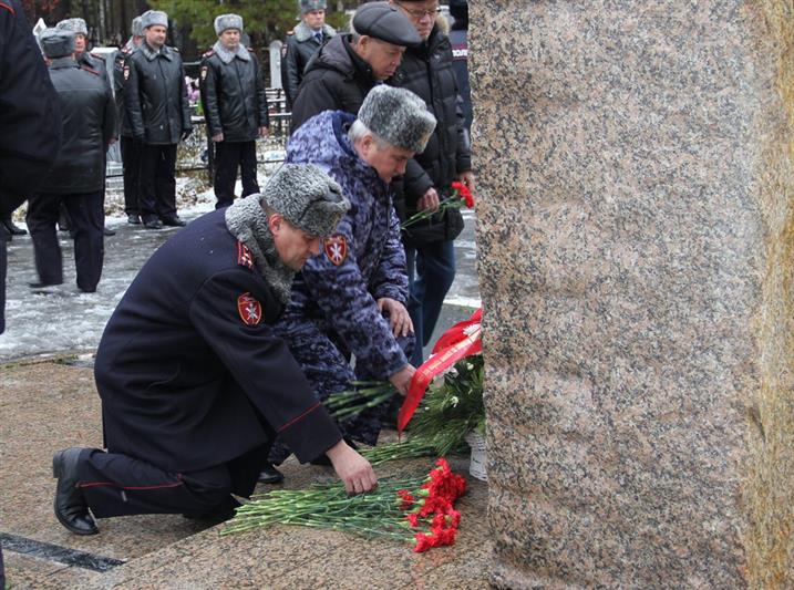 В городах Уральского федерального округа сотрудники Росгвардии почтили память погибших боевых товарищей
