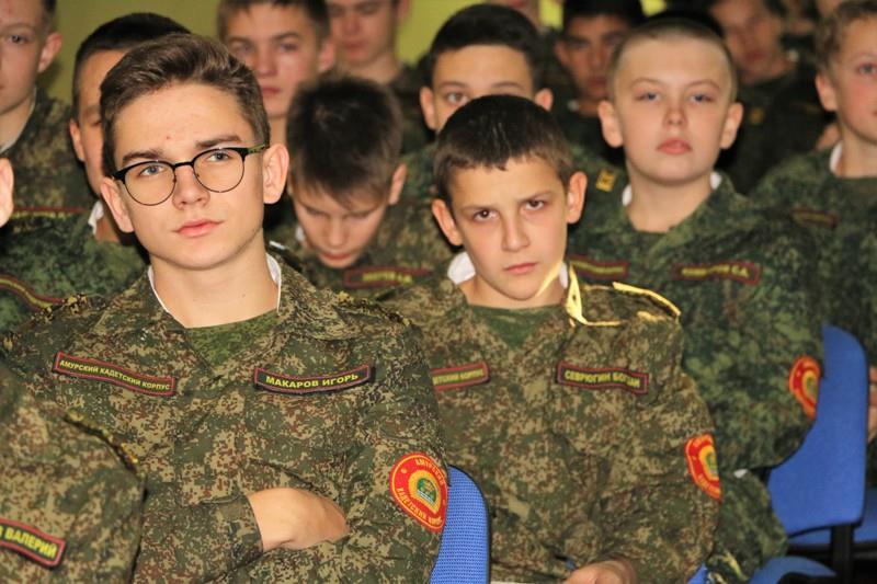 Военнослужащий Росгвардии провел профориентационное занятие для воспитанников Амурского кадетского корпуса